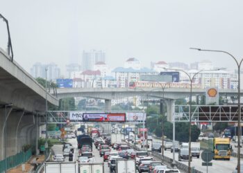 Indeks Pencemaran Udara (IPU) di Kuala Lumpur mencatatkan paras sederhana iaitu 92 setakat pukul 1 petang tadi. -UTUSAN/FARIZ RUSADIO