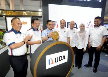 Menteri Besar Johor,  Datuk Onn Hafiz Ghazi memasukkan kunci sebagai gimik pelancaran rumah kedai UDA Vista sambil diperhatikan Pengerusi Jawatankuasa Perumahan dan Kerajaan Tempatan negeri, Datuk Mohd. Jafni Md Shukor sempena Majlis Pelancaran  Ekspo Hartanah Johor 2025 (JPEX 2025) di Angsana Johor Bahru Mall, Johor Bahru.