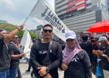 JANARIAH Abu Nawan bersama suami, Rajaei Retepi berada di Kuala Lumpur sejak 10:30 pagi. - UTUSAN/AFIERA ZULAIERA MOHD. KHAIRULAZMI