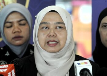 ROSZITA Dim ketika sidang akhbar di Dewan Pelepasan Pelawat di CIQ BSI, di sini hari ini. - UTUSAN/RAJA JAAFAR ALI
