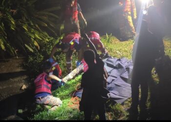 ANGGOTA bomba mengeluarkan mayat mangsa dari dalam parit di Rantau, Seremban-GAMBAR/IHSAN BOMBA