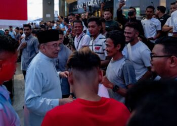 ANWAR Ibrahim bertemu dengan orang ramai yang menyambut ketibaannya dalam sebuah program di Alor Setar, semalam. - FACEBOOK ANWAR IBRAHIM