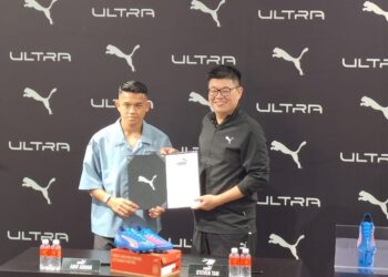 ARIF Aiman (kiri) kini menjadi duta bola sepak jenama antarabangsa, PUMA.