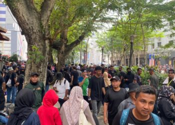 PESERTA-peserta Himpunan Turun Anwar mula kelihatan berkumpul di sekitar kompleks beli-belah Sogo sebelum mereka bergerak ke Dataran Merdeka.