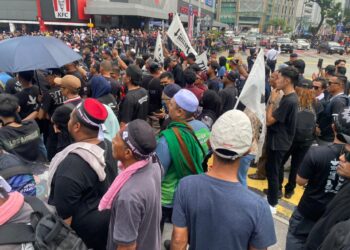 PESERTA-peserta Perhimpunan 'Turun Anwar' berarak di hadapan Pusat Beli Belah Sogo, di sini. - UTUSAN/AFIERA ZULAIERA MOHD. KHAIRULAZMI