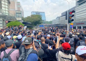 TAKIYUDDIN Hassan kelihatan menyampaikan taklimat keselamatan kepada peserta himpunan di hadapan kompleks beli-belah Sogo, Kuala Lumpur hari ini. - UTUSAN/AFIERA ZULAIERA MOHD. KHAIRULAZMI