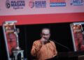 ANWAR Ibrahim berucap ketika Pertandingan Akhir Bahas Piala Perdana Menteri ke-50 tahun 2025 di Pusat Konvensyen Antarabangsa Putrajaya hari ini.-UTUSAN/FAIZ ALIF ZUBIR