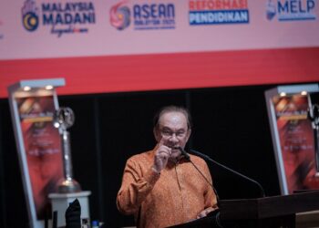 ANWAR Ibrahim berucap ketika Pertandingan Akhir Bahas Piala Perdana Menteri ke-50 tahun 2025 di Pusat Konvensyen Antarabangsa Putrajaya hari ini.-UTUSAN/FAIZ ALIF ZUBIR