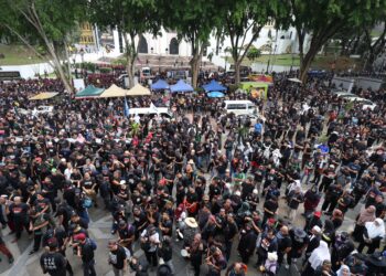 Orang ramai mula berkumpul ketika menyertai himpunan Turun Anwar di pekarangan Masjid Negara di sini, hari ini. - UTUSAN/FARIZ RUSADIO