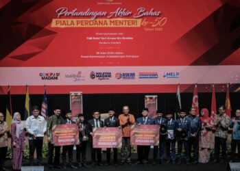 ANWAR Ibrahim (tengah) bersama pemenang-pemenang Pertandingan Akhir Bahas Piala Perdana Menteri ke-50 Tahun 2025 di Putrajaya, hari ini. - UTUSAN/FAIZ ALIF ZUBIR