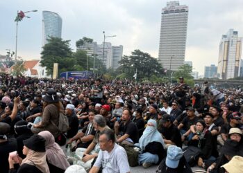 ‘Lautan hitam’ mula membanjiri Dataran Merdeka yang dihadiri peserta Himpunan Turun Anwar.
