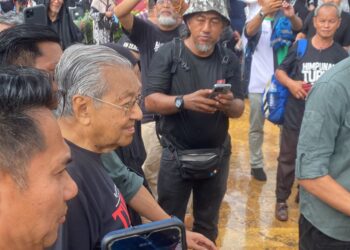 DR. MAHATHIR Mohamad ketika tiba di Dataran Merdeka bagi menyertai Himpunan Turun Anwar hari ini.