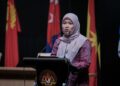 FADHLINA Sidek ketika menyampaikan ucapan di Pertandingan Akhir Bahas Piala Perdana Menteri ke-50 Tahun 2025 di Pusat Konvensyen Antarabangsa Putrajaya, di sini, hari ini. - UTUSAN/FAIZ ALIF ZUBIR