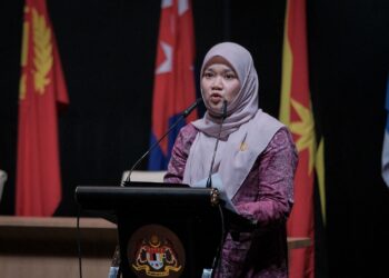FADHLINA Sidek ketika menyampaikan ucapan di Pertandingan Akhir Bahas Piala Perdana Menteri ke-50 Tahun 2025 di Pusat Konvensyen Antarabangsa Putrajaya, di sini, hari ini. - UTUSAN/FAIZ ALIF ZUBIR