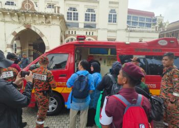 PASUKAN penyelamat memberikan bantuan kepada peserta perhimpunan yang mengalami sesak nafas.