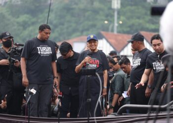 DR. Mahathir Mohamad (tengah) ketika menyampaikan ucapan di Perhimpunan Turun Anwar yang berlangsung di Dataran Merdeka, Kuala Lumpur. - UTUSAN/FARIZ RUSADIO