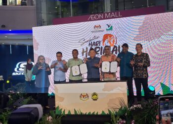 AMINUDDIN Harun (dua dari kanan) merasmikan Majlis Pelancaran Wanita Madani (Wadani) Negeri Sembilan (WADANI) di Seremban hari ini.