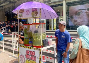 AHMAD Zeet Abdullah menjual air tebu semasa Perhimpunan Turun Anwar berlangsung hari ini.