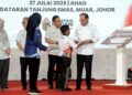 ANWAR Ibrahim menerima blok konsol ‘Rakyat di Santuni’ daripada seorang kanak-kanak sempena Majlis Peluncuran Bulan Kebangsaan dan Kibar Jalur Gemilang 2025 di Dataran Tanjung Emas, Muar, Johor. - UTUSAN/RAJA JAAFAR ALI