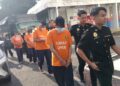 EMPAT orang pegawai pengkuatkuasa memohom reman di syaki bersubahat kegiatan posport terbang sertai wang rasuah sebanyak RM 3,000  dI Mahkamah  Johor Bahru , di sini hari ini. - UTUSAN/BAAZLAN IBRAHIM
