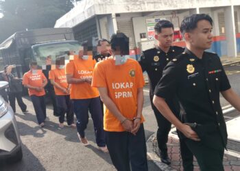 EMPAT orang pegawai pengkuatkuasa memohom reman di syaki bersubahat kegiatan posport terbang sertai wang rasuah sebanyak RM 3,000  dI Mahkamah  Johor Bahru , di sini hari ini. - UTUSAN/BAAZLAN IBRAHIM
