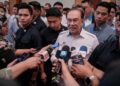 ANWAR Ibrahim ditemui selepas menyampaikan amanat pada Seminar Pemantapan Organisasi dan Jelajah Presiden PKR Wilayah Persekutuan di PICC, Putrajaya. - UTUSAN/FAIZ ALIF ZUBIR