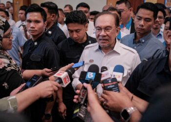 ANWAR Ibrahim ditemui selepas menyampaikan amanat pada Seminar Pemantapan Organisasi dan Jelajah Presiden PKR Wilayah Persekutuan di PICC, Putrajaya. - UTUSAN/FAIZ ALIF ZUBIR