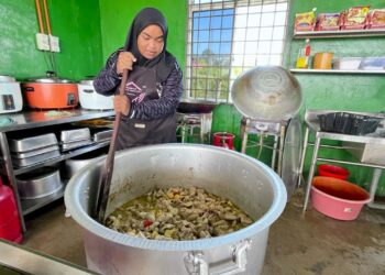 AZMIZA Zainol tetap cergas di tempat kerjanya walaupun menghidap penyakit buah pinggang kronik ketika ditemui di sebuah syarikat pengeluaran ayam di Jalan Kangkong, Alor Setar, Kedah. – UTUSAN/JAMLIAH ABDULLAH