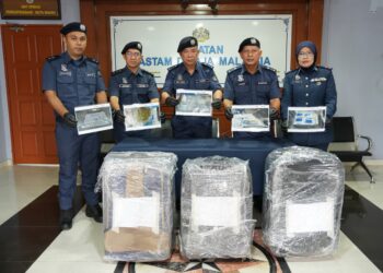 WAN Jamal Abdul Salam Wan Long (tengah) bersama pegawai menunjukkan dadah yang dirampas dalam dua serbuan berasingan di Rantau Panjang, Kelantan pada April lalu.