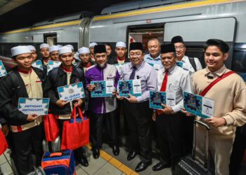 SIRAJUDDIN Suhaimee (tiga dari kanan) ketika bergambar bersama para peserta pada majlis pelepasan program Al-Quran Di Mana Mana 2.0 yang diadakan di KL Sentral di sini, hari ini. - UTUSAN/SYAKIR RADIN