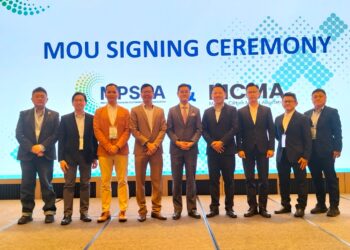 ZAIRIL Khir Johari (lima dari kanan) bergambar bersama pemain industri solar sempena 'Malaysian Photovoltaic and Sustainable Energy Industry Association' (MPSEA) Solar Roadshow di George Town, Pulau Pinang, hari ini.