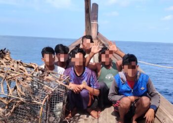 NELAYAN warga Indonesia yang ditahan oleh Maritim Malaysia Pulau Pinang kerana menceroboh perairan negara di Pulau Kendi, Pulau Pinang semalam.-GAMBAR/MARITIM PULAU PINANG