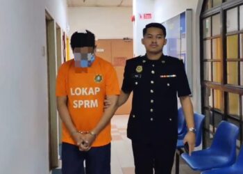 SEORANG pegawai imigresen direman kerana disyaki terlibat dalam kegiatan posport terbang di Mahkamah Johor Bahru.