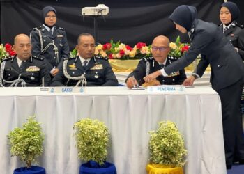 MOHD Ismail Ibrahim (duduk, kanan) menurunkan tandatangan semasa Majlis Pemakaian Pangkat dan Serah Terima Tugas Timbalan Ketua Polis Perlis di Dewan Serbaguna Ibu Pejabat Polis Kontinjen (IPK) negeri, Kangar, Perlis. -UTUSAN/ASYRAF MUHAMMAD