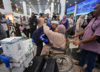SERAMAI 39 jemaah umrah Malaysia yang terkandas di Jeddah, Arab Saudi selamat tiba di KLIA Terminal 1. - UTUSAN/FAISOL MUSTAFA
