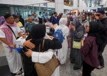 SERAMAI 39 jemaah umrah Malaysia yang terkandas di Jeddah, Arab Saudi selamat tiba di KLIA Terminal 1. - UTUSAN/FAISOL MUSTAFA