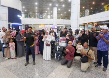 SERAMAI 39 jemaah umrah Malaysia yang terkandas di Jeddah, Arab Saudi mengaminkan bacaan doa sejurus selamat tiba di Lapangan Terbang Antarabangsa Kuala Lumpur (KLIA) Terminal 1. - UTUSAN/FAISOL MUSTAFA