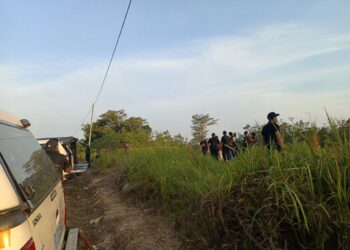 ANGGOTA polis menjalankan siasatan di lokasi penemuan mayat kanak-kanak lelaki berusia enam tahun di Rompin, Jempol semalam.-UTUSAN/NOR AINNA HAMZAH