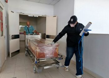 MAYAT kanak-kanak lelaki berusia enam tahun yang ditemukan di Rompin, Jempol semalam dibawa ke Johor Bahru, Johor selepas selesai proses bedah siasat di Hospital Rembau, hari ini.-UTUSAN/NOR AINNA HAMZAH