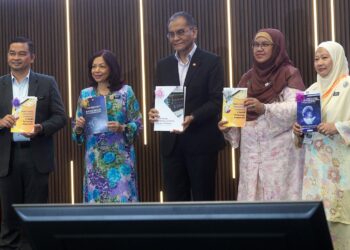 DZULKEFLY Ahmad (tengah) melancarkan buku Penilaian Teknologi Kesihatan pada Majlis Perasmian Persidangan Penilaian Teknologi Kesihatan Kebangsaan 2025 dan Sambutan Ulang Tahun Ke-30 Cawangan Penilaian Teknologi Kesihatan (MaHTAS) di Putrajaya. - UTUSAN/FAISOL MUSTAFA