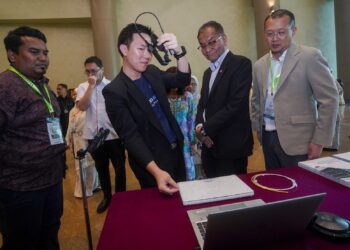 DZULKEFLY Ahmad melawat reruai pameran selepas Majlis Perasmian Persidangan Penilaian Teknologi Kesihatan Kebangsaan 2025 dan Sambutan Ulang Tahun Ke-30 Cawangan Penilaian Teknologi Kesihatan (MaHTAS) di Pusat Konvensyen Antarabangsa Putrajaya. - UTUSAN/FAISOL MUSTAFA