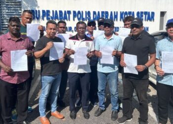 ZURAIDI Rahim (depan, tengah) bersama sebahagian Ketua-Ketua Cabang PKR Kedah dan wakil Persatuan Anak Muda Madani Kedah membuat laporan di Balai Polis Kota Setar, Alor Setar, Kedah, hari ini.