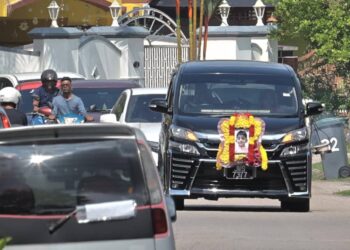 KENDERAAN membawa jasad A. Tishant meninggalkan kediaman keluarganya di Bandar Seri Alam untuk dibawa ke Krematorium Hindu di Jalan Kebun Teh, Johor Bahru.