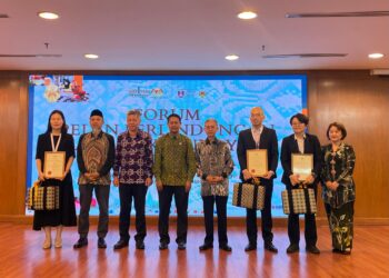 SHAHARUDDIN Abu Sohot (tiga dari kiri) bersama wakil Jabatan Warisan Negara (JWN), Universiti Teknologi MARA (UiTM), serta barisan panel forum Pelan Perlindungan Warisan Kebudayaan Tidak Ketara Malaysia (2026–2030).