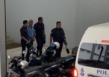 AMINUDDIN Amir (dua dari kiri) dibawa keluar dari Mahkamah Tinggi Seremban hari ini selepas didakwa atas pertuduhan mengedar dadah jenis kanabis pada 2022. - UTUSAN/NOR SHAFAWATI YUP