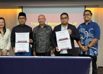 SHAMSUL Bahrin (dua dari kiri) dan Akhyari memegang MoU yang ditandatangani dalam satu majlis baru baru ini.
