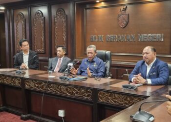 AMINUDDIN Harun pada sidang akhbar selepas mempengerusikan Mesyuarat Mingguan Exco di Wisma Negeri, Seremban hari ini.