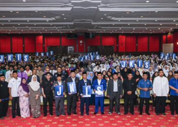 MOHD. Na’im Mokhtar ketika bergambar bersama kesemua peserta pada majlis peluncuran Program Jerayawara Kesedaran Isu Sosial (J-KIS) Peringkat Kebangsaan Tahun 2025 di Dewan Serbaguna Masjid Wilayah di sini hari ini. - UTUSAN/SYAKIR RADIN