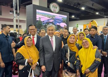 AHMAD Zahid Hamidi (dua kiri) turut hadir meraikan Karnival Mega 3 Dimensi (KM3D) 2025.