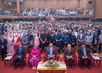 AHMAD Zahid Hamidi bergambar bersama mahasiswa pada Majlis Merasmian Program TVET MSU. - UTUSAN/SADDAM YUSOFF